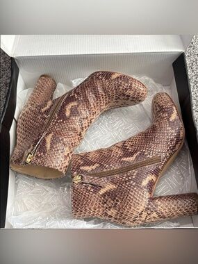 EUC INC International Concepts Tayteep Tan Snakeskin Booties Size 6